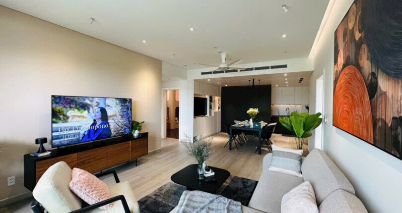 phong khach can ho ban 32 810x430 - Bán căn hộ chung cư Reiverside Residence , diện tích 130m2, giá 13.8 tỷ, nhà mới , nội thất đầy đủ.