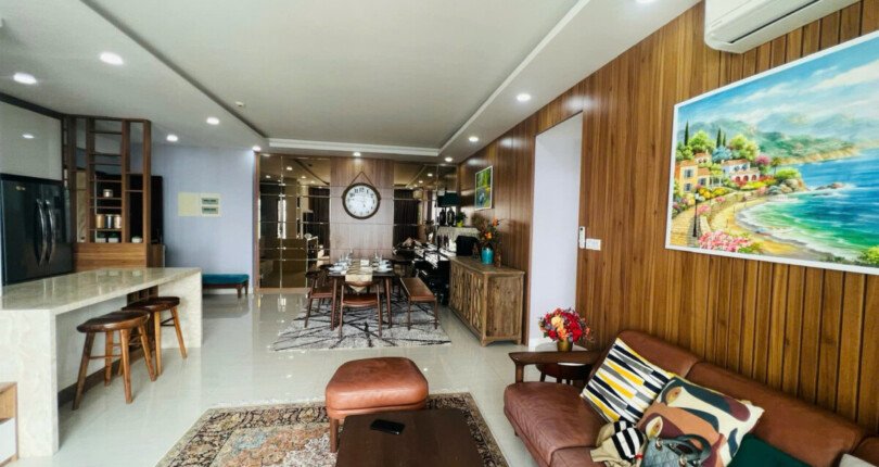 phong khach can ho ban 810x430 - Bán gấp căn hộ 3pn lầu 18 chung cư Riverpark Premier Quận 7 giá rẻ