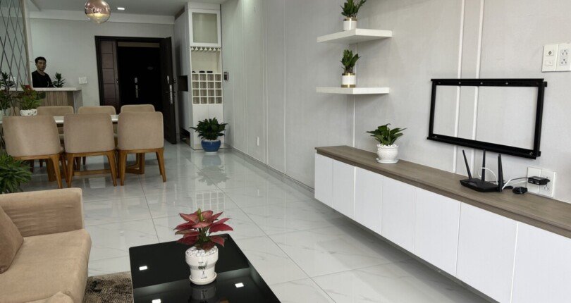 phong khach can ho ban 9 810x430 - Bán căn hộ tầng trung, chung cư Scenic Valley 1, 101m2, 03pn, giá 8.050 tỷ, nội thất đầy đủ.