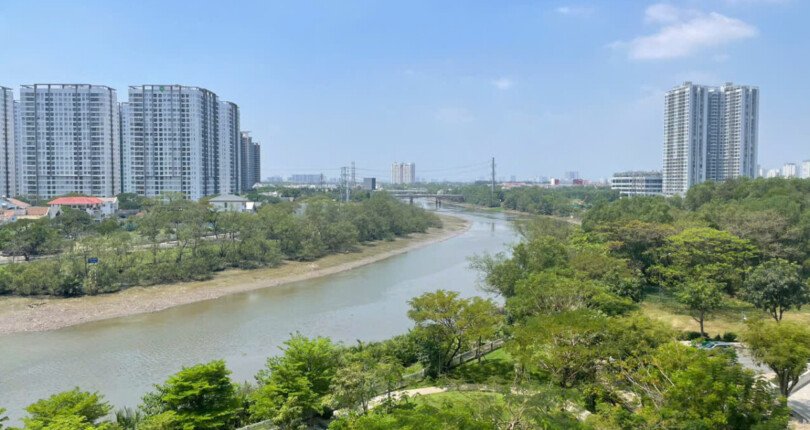 phong khach can ho ban truc dien song 810x430 - Giá mua bán căn hộ 3pn số 05 căn góc view sông Block C chung cư Riverpark Premier Quận 7 T3/2025