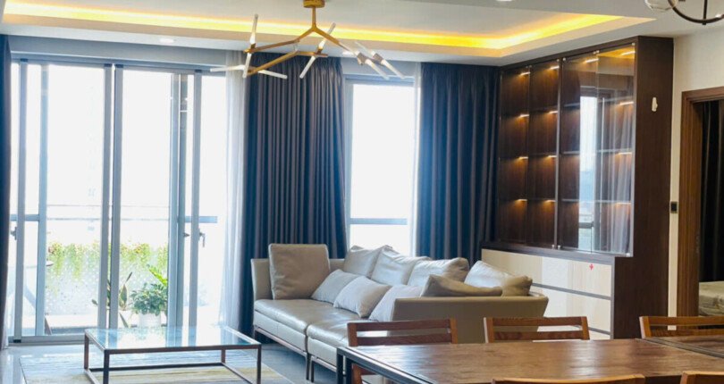 phong khach can ho can cho thue 810x430 - Cho thuê căn hộ 133m2, chung cư Scenic Valley 1, giá 1.800$/tháng, nội thất cao cấp, xem nhà dễ.