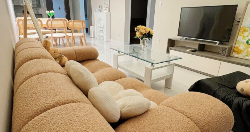 phong khach can ho cho thue 6 810x430 - Cho thuê căn góc chung cư Scenic Valley 1, 03pn, căn góc, giá 26tr/tháng, đầy đủ nội thất.