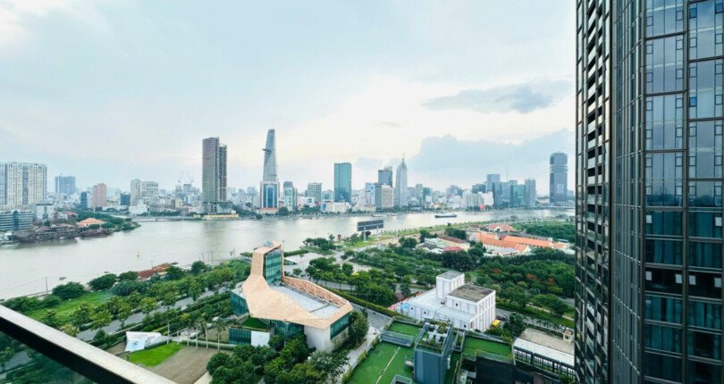 phong khach can ho truc dien song sai gon 810x430 - Giá mua bán căn hộ 3 phòng ngủ lầu 18 chung cư Empire City Thủ Thiêm T4/2025
