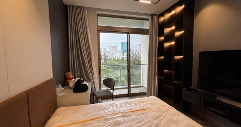 phong ngu can ho co ban cong 810x430 - Giá mua bán căn hộ 3pn trực diện sông Block A chung cư The Peak M8a Quận 7 T3/2025