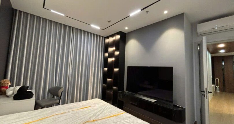 phong ngu chinh hoan thien cao cap 810x430 - Giá mua bán căn hộ 3pn trực diện sông Block A chung cư The Peak M8a Quận 7 T3/2025