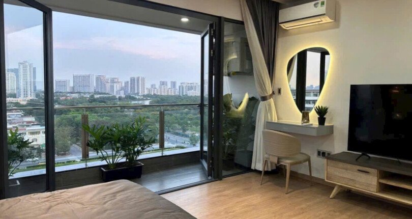 phong ngu co ban cong rong rai 810x430 - Giá mua bán căn hộ 3 phòng ngủ chung cư The Panorama Quận 7 T3/2025