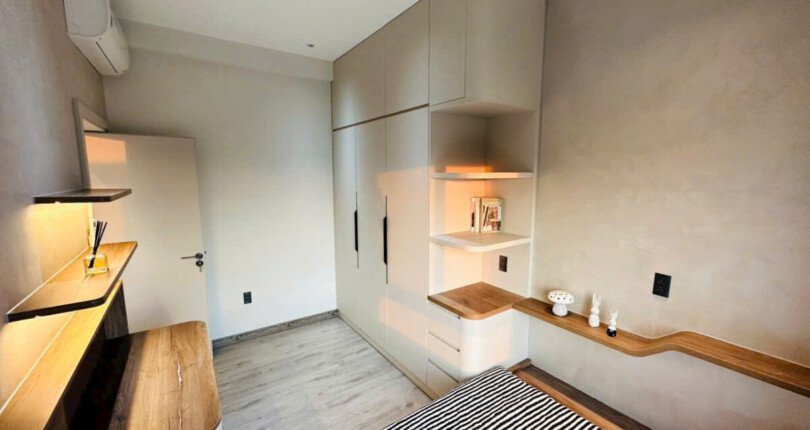 phong ngu day du thiet bi 810x430 - Giá mua bán căn hộ 2 phòng ngủ chung cư Riverside Residence Quận 7 T3/2025