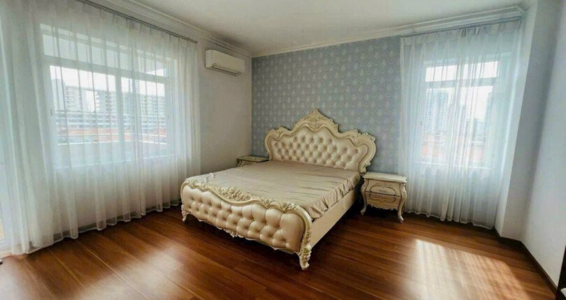 phong ngu rong rai hoan thien cao cap 810x430 - Giá mua bán căn hộ Penthouse chung cư Mỹ Tú 1 Quận 7 T3/2025