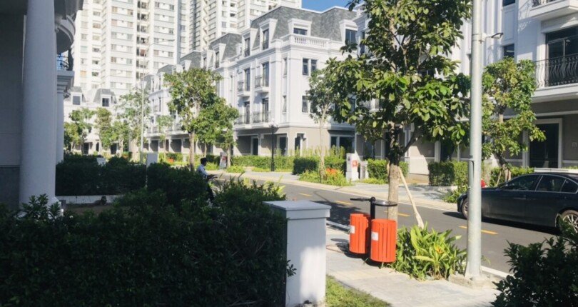 san vuon truoc nha ban 810x430 - Giá mua bán nhà phố nguyên căn Kdc Amelie Villa Nhà Bè T3/2025