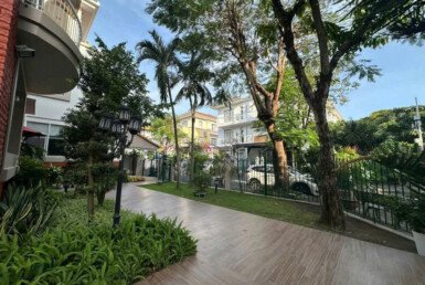 san-vuon-truoc-nha-biet-thu-ban