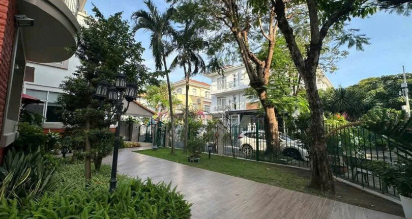 san vuon truoc nha biet thu ban 810x430 - Giá mua bán nhà Biệt thự nguyên căn đường Nội khu Mỹ Gia Phú Mỹ Hưng Quận 7 T3/2025