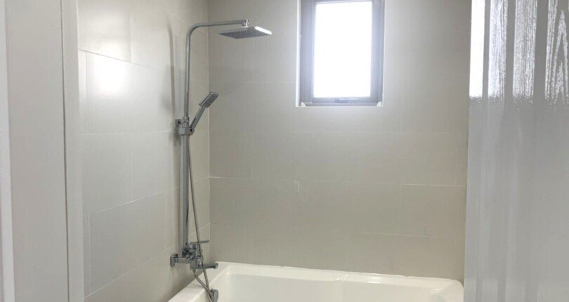 toilet co bon tam nam 1 810x430 - Giá mua bán căn hộ 3pn block E chung cư Saigon South Nhà Bè T3/2025