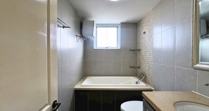 toilet co bon tam nam 2 810x430 - Giá mua bán căn hộ 3 phòng ngủ chung cư Riverpark Residence Quận 7 T3/2025