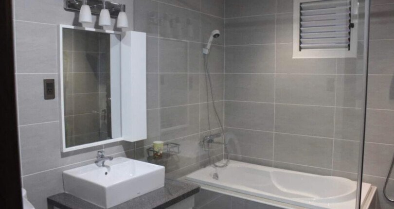 toilet day du thiet bi noi that 810x430 - Giá mua bán nhà Biệt thự nguyên căn Đường số 14 Khu dân cư Phú Mỹ Quận 7 T3/2025