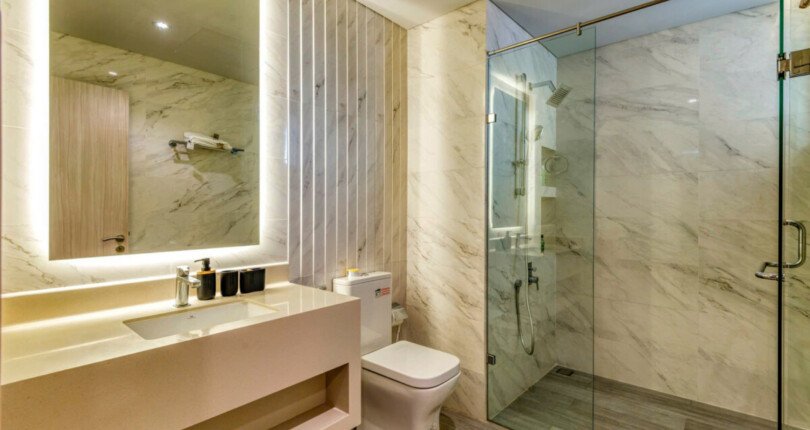 toilet hoan thien trang thiet bi cao cap 810x430 - Bán gấp căn hộ 3 phòng ngủ Midtown Phú Mỹ Hưng Block A 135m2, căn góc, giá 12,5 tỷ