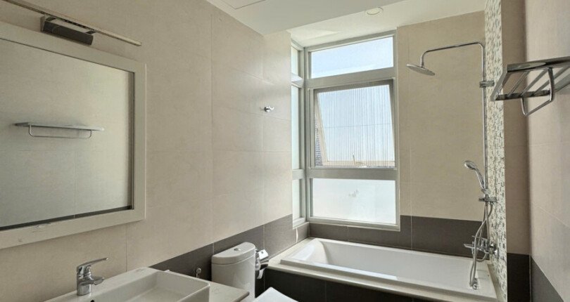 toilet phong ngu master co bon tam 810x430 - Giá mua bán căn hộ 3 phòng ngủ Block B chung cư Star Hill Quận 7 T3/2025