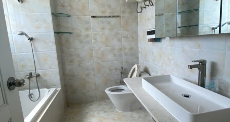 toilet phong ngu master day du thiet bi 810x430 - Giá mua bán căn hộ 3pn diện tích 100m2 số 01 Block K chung cư Happy Valley Quận 7 T4/2025