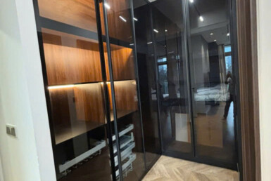 tu quan ao sang trong 385x258 - Giá mua bán căn hộ 3pn trực diện sông Block A chung cư The Peak M8a Quận 7 T3/2025