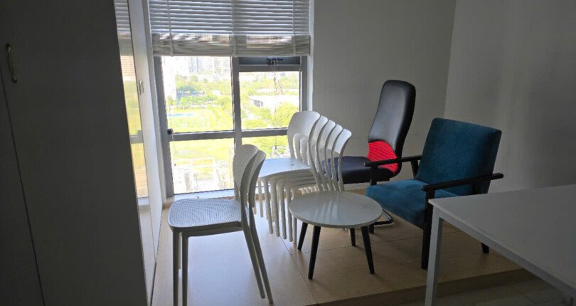 van phong cho thue da setup san ban ghe van phong 810x430 - Giá cho thuê văn phòng Officetel tòa nhà Golden King Quận 7 T4/2025