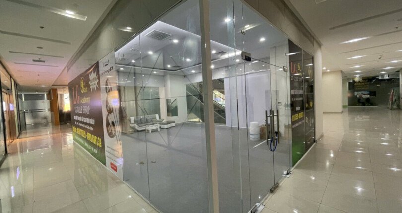 van phong goc da thiet ke san noi that 810x430 - Giá cho thuê mặt bằng tầng trệt làm văn phòng hoặc showroom tòa nhà Golden King Quận 7