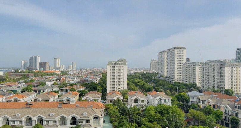 view ban cong can ho lien ke khu biet thu nam vien quan 7 810x430 - Giá mua bán căn hộ 2 phòng ngủ chung cư Midtown M7 Quận 7 T3/2025