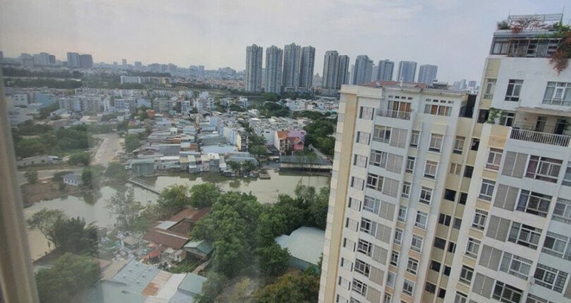 view nhin tu phong khach can ho ban 810x430 - Bán gấp căn hộ Penthouse tòa tháp 11 chung cư Sky Garden 3 Quận 7 giá 12 tỷ