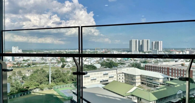 view phong khach can ho ban 2 810x430 - Giá mua bán căn hộ 2pn block C lầu 9 chung cư The Peak Quận 7 t3/2025