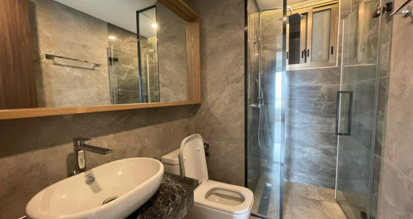 z6369051956467 3f8277e7de9cb1d41cc568d0f64ef273 810x430 - Cho thuê Midtown M8 Block D Tầng 25 dt 122m 3 phòng giá 2500usd