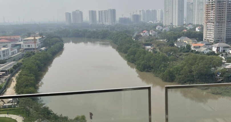 ban cong can ho truc dien song 1 810x430 - Giá mua bán căn hộ 3pn block C view sông chung cư Riverpark Residence Quận 7 T4/2025