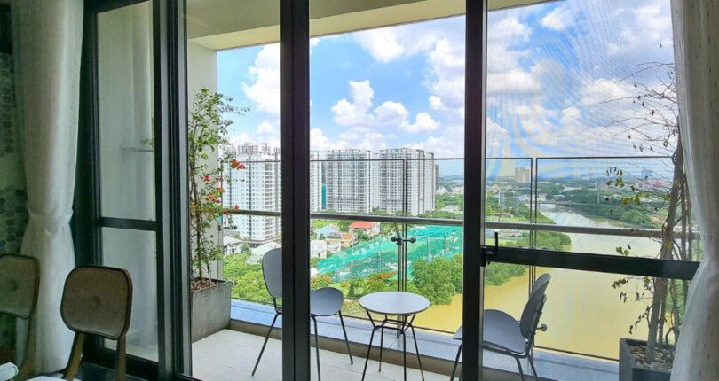 ban cong can ho truc dien song 810x430 - Giá mua bán căn hộ 2pn block C chung cư Riverpark Premier Quận 7 T4/2025