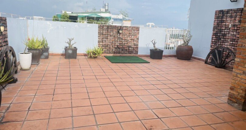ban cong san thuong can ho ban 810x430 - Giá mua bán căn hộ Penthouse block 8a chung cư Sky Garden 3 Quận 7 T4/2025