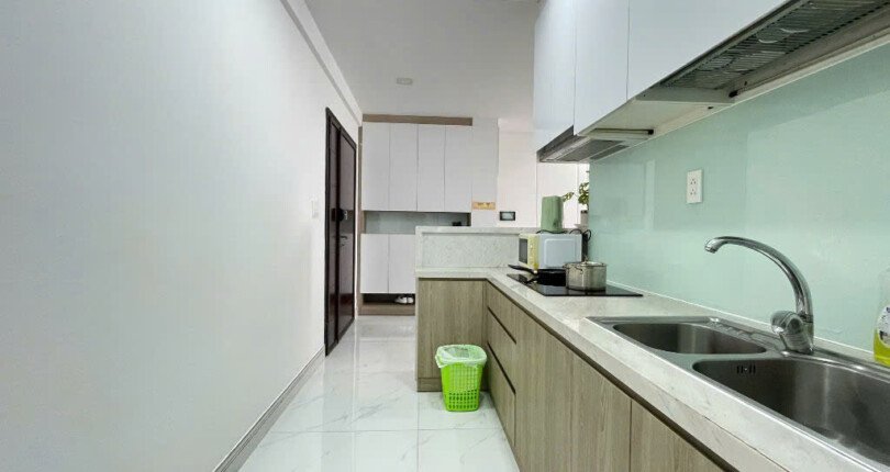 bep can ho can ban 810x430 - Bán căn hộ tầng trung, chung cư Scenic Valley 1, 101m2, 03pn, giá 8.050 tỷ, nội thất đầy đủ.