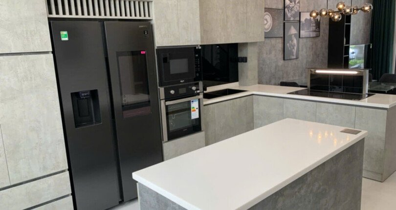 bep mo sang trong trong nha biet thu ban 810x430 - Giá mua bán nhà Biệt thự nguyên căn mặt Đường số 5 kdc Lavila Nhà Bè T4/2025