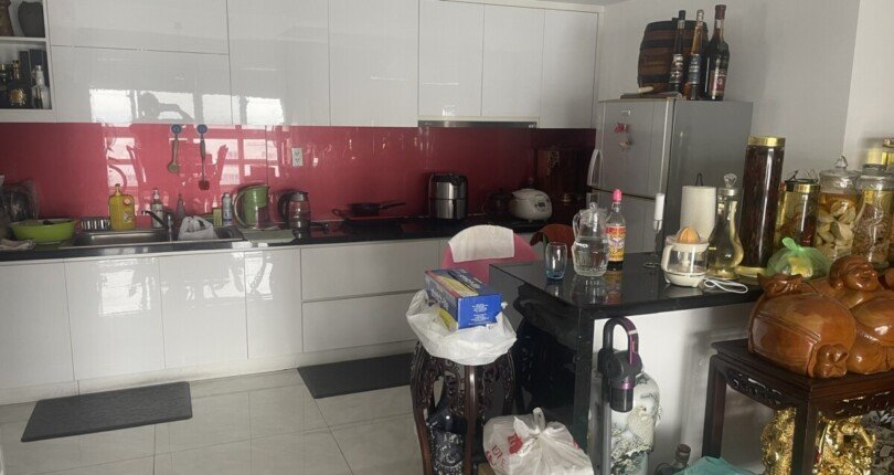 bep trong can ho ban 2 810x430 - Giá mua bán căn hộ 3 phòng ngủ, 135m2 lầu 26 khu R15 chung cư Happy Valley Quận 7