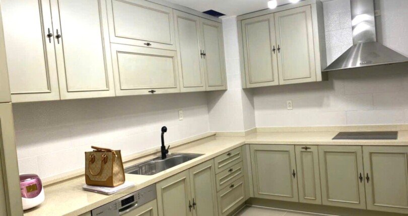 bep trong can ho ban 3 810x430 - Giá mua bán căn hộ 3pn diện tích 180m2 chung cư Riverside Residence Quận 7 T4/2025