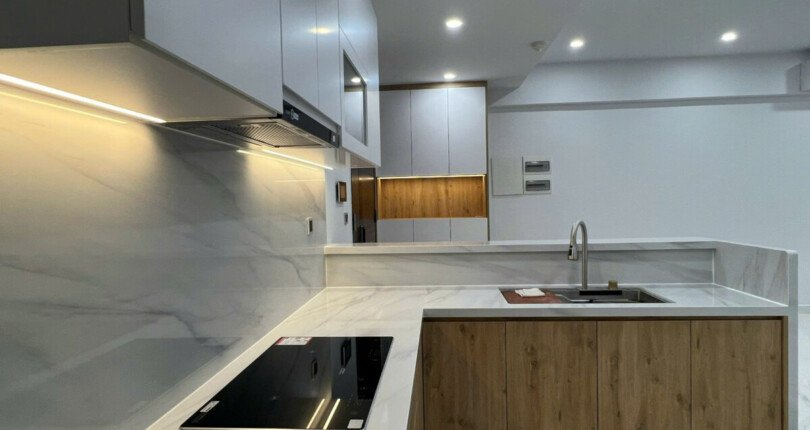 can can khong gian bep rong rai 810x430 - Giá mua bán căn hộ 2pn Block C chung cư Midtown m6 Quận 7 T4/2025