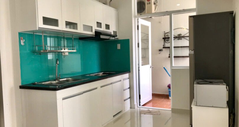 can canh bep can ho ban 810x430 - Giá mua bán căn hộ 2 phòng ngủ block 7C chung cư Sky Garden 3 Quận 7 T4/2025