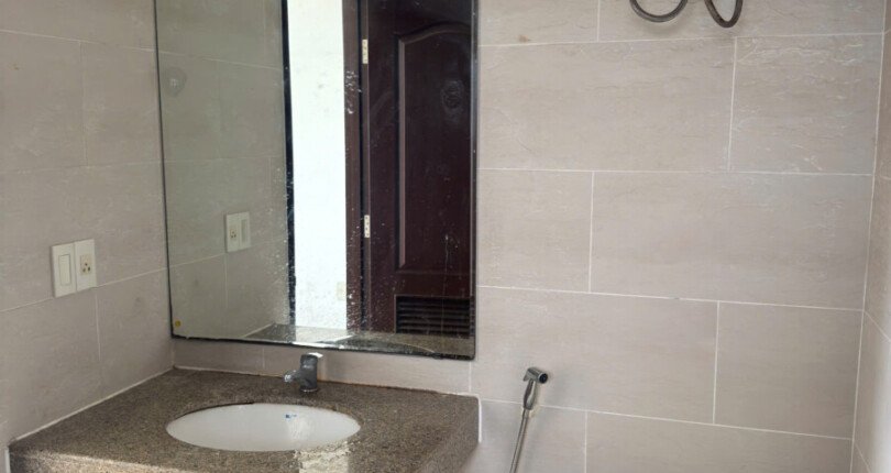 can ho ban co 2 toilet hoan thien nhu hinh 1 810x430 - Giá mua bán căn hộ 3 phòng ngủ chung cư Grand View 2a Quận 7 T4/2025