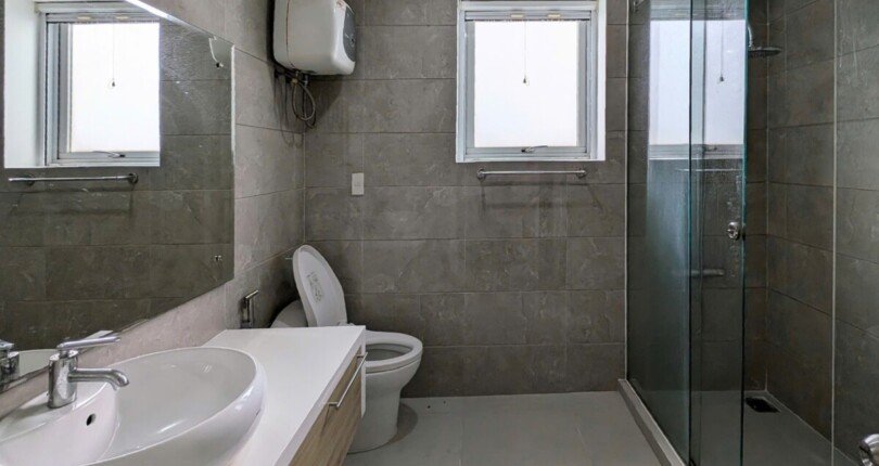 can ho ban co 2 toilet hoan thien noi that cao cap 810x430 - Giá mua bán căn hộ 180m2 block B chung cư Riverside Residence Quận 7 T4/2025
