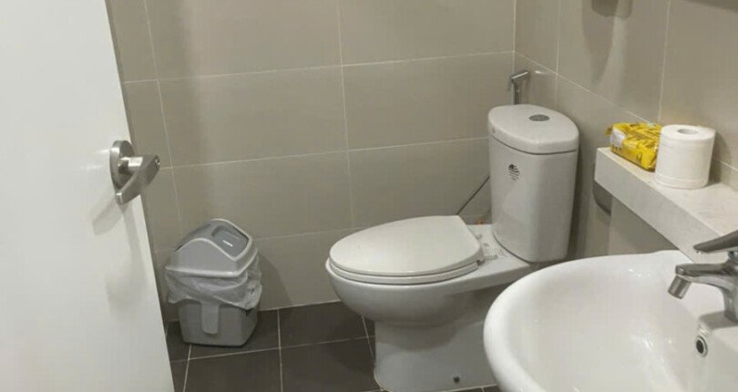 can ho co 2 toilet hoan thien nhu hinh 4 810x430 - Giá mua bán căn hộ 3pn Block C chung cư Scenic Valley 2 Quận 7 T5/2025