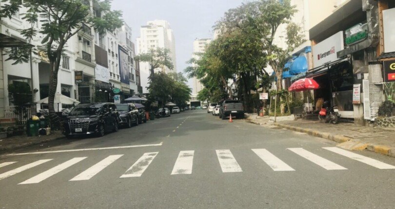 duong phan khiem ich quan 7 1 810x430 - Giá mua bán nhà phố nguyên căn mặt đường Phan Khiêm Ích khu Hưng Gia 3 Quận 7 T5/2025