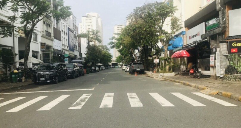 duong phan khiem ich quan 7 810x430 - Giá mua bán cặp tòa nhà văn phòng đường Phan Khiêm Ích Quận 7 T4/2025