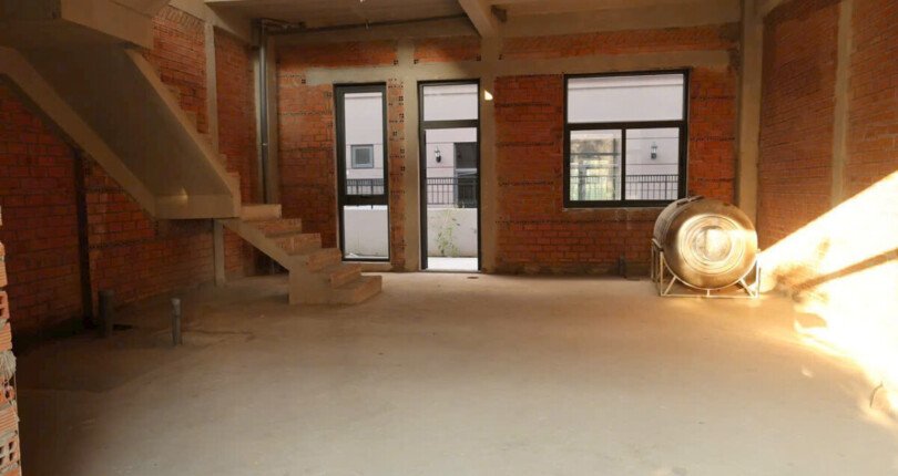 hien trang nha tho 1 810x430 - Giá mua bán nhà mặt phố nguyên căn kdc Zeitgeist Nhà Bè T4/2025