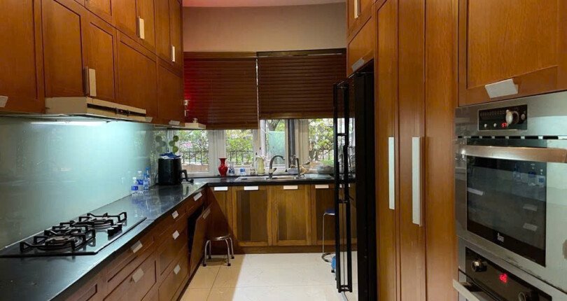 hinh anh bep trong nha ban 810x430 - Bán gấp biệt thự đơn lập kdc Phú Gia Quận 7 giá 100 tỷ