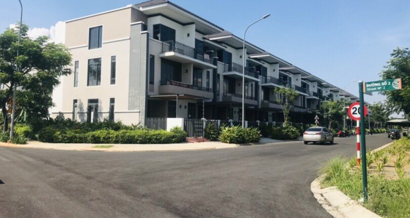 hinh anh mua ban nha lien ke kdc lavila phuoc kien nha be 810x430 - Bán nhà Biệt thự thô Lavila mặt Đường số 7, hướng Nam, giá 12,5 tỷ
