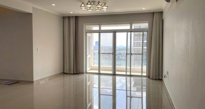 hinh anh phong khach co ban cong 810x430 - Giá mua bán căn hộ 3pn diện tích 180m2 chung cư Riverside Residence Quận 7 T4/2025