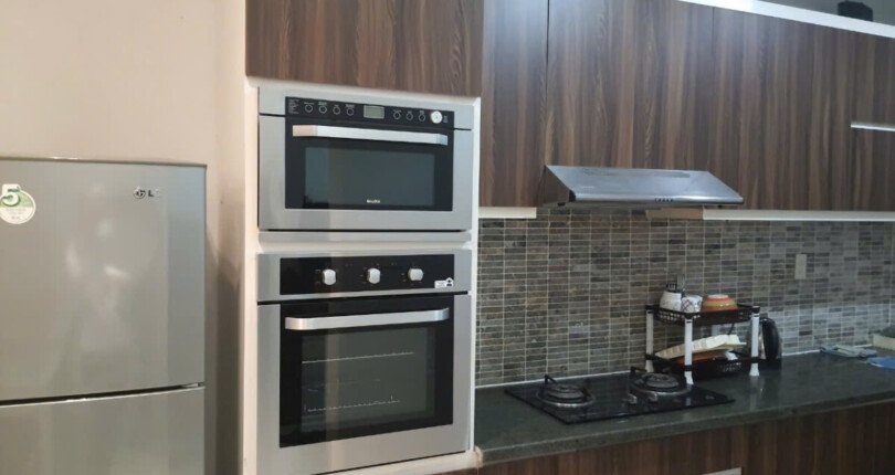 khong gian bep 1 810x430 - Giá mua bán căn hộ 2pn block A chung cư Riverside Residence Quận 7 T5/2025