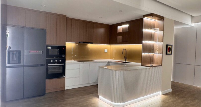khong gian bep rong rai 1 810x430 - Giá mua bán căn hộ 3pn block B chung cư Garden Plaza 2 Quận 7 T4/2025