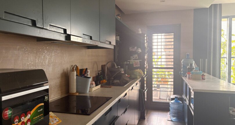 khong gian bep rong rai 3 810x430 - Bán gấp căn hộ 2pn block A căn 05 lầu cao chung cư Green Valley giá 7,240 tỷ