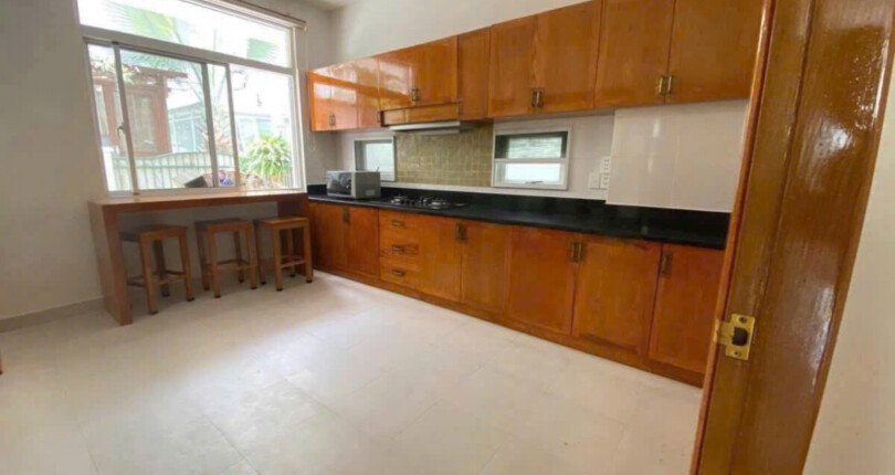 khong gian bep rong rai 4 810x430 - Giá cho thuê nhà nguyên căn khu Biệt thự Mỹ Văn 1 Phú Mỹ Hưng Quận 7 T4/2025